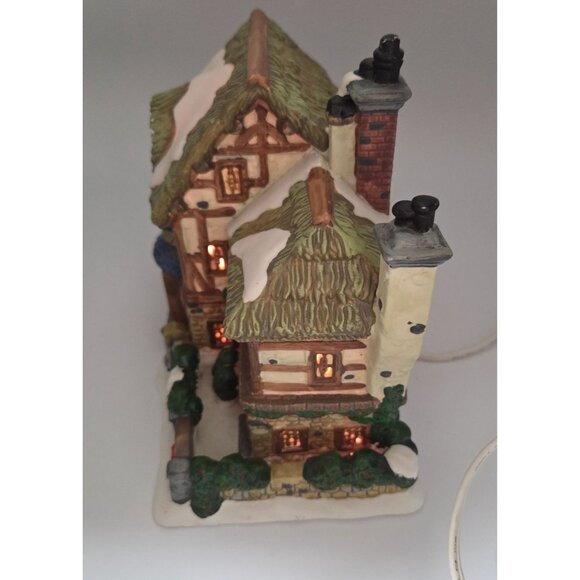 Santa's Workbench "Woodview Cottage" from the Towne Series, a collectible illumi - Picture 8 of 10